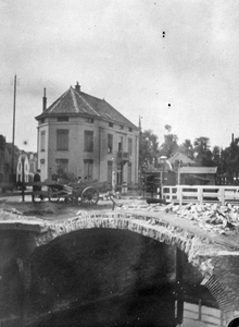 835558 Gezicht op de Zandbrug over de Oudegracht te Utrecht, tijdens de restauratie; op de achtergrond het huis Nieuwe ...
